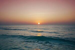 le Soleil réglage plus de le océan dans une tropical plage photo