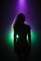 une femme permanent dans de face de une projecteur avec vert et violet lumières photo