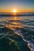 une vague éclaboussures dans le océan à le coucher du soleil photo