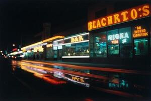 une rue à nuit avec néon panneaux et lumières photo