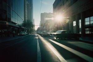 le Soleil est réglage derrière une rue signe photo