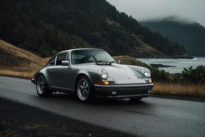 une argent porsche 911 garé sur le côté de le route photo