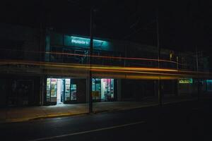 ai généré une rue à nuit avec une boutique et lumières photo