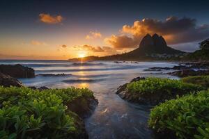 le Soleil monte plus de le montagnes dans le forêt tropicale photo