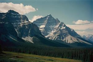 une Montagne intervalle avec des arbres et montagnes dans le Contexte photo