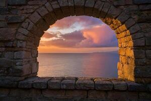 une vue de le mer par un arcade photo