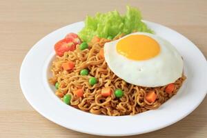 frit nouille indomie goreng avec ensoleillé côté Oeuf photo