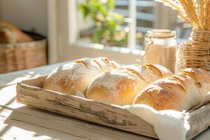 pains de blanc pain sur une en bois plateau. Frais pain concept, petit déjeuner concept. photo