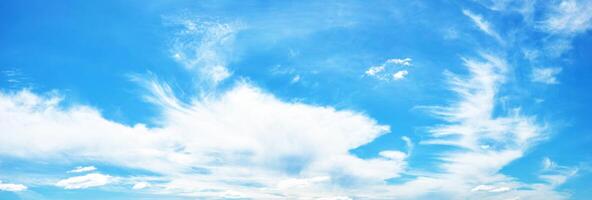 blanc des nuages sur bleu ciel, panoramique Contexte photo