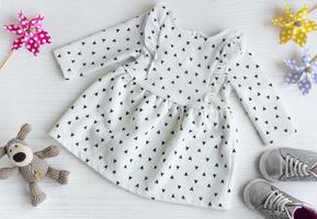 bébé robe pour peu fille, chaussures, tricoté jouet et accessoires. photo