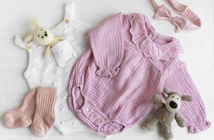 ensemble de rose vêtements et accessoires pour nouveau née bébé. photo