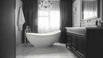 élégant noir et blanc salle de bains avec Sur pied baignoire et cristal lustre exsudant luxe photo