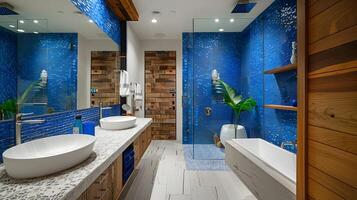 élégant salle de bains battre en retraite avec une étourdissant cobalt bleu mosaïque mur et récupéré bois accents photo