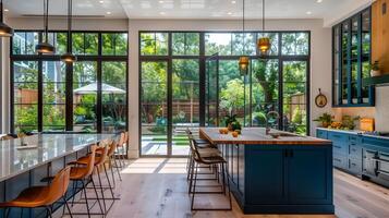 élégant haut de gamme ouvert cuisine avec riches bleu île et vibrant jardin vue dans moderne ferme style photo