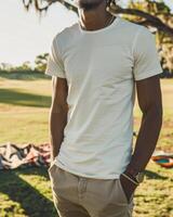 Jeune adulte homme modèle dans Vide blanc t chemise pour conception maquette photo