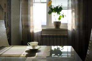 tasse de chaud fumant café sur une ensoleillé Matin sur le cuisine table photo