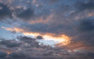 ciel avec des nuages dramatiques photo