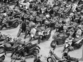 bekasi, Indonésie sur décembre 23 2023. beaucoup motorisé Véhicules de divers les types remplir le bekasi station parking parcelle. photo