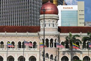 Kuala lumpur, Malaisie sur mai 21, 2023. le malais drapeau en volant dans de face de le sultan abdul sama bâtiment. cette bâtiment a été partagé par negeri sela photo
