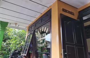 Jepara, Indonésie sur juillet 5 2023. istora tailleur, un de le adaptation prestations de service dans le ville de jepara sur jl. kh. yasin non 235. a été autour pour une longue temps et est abonné à par beaucoup personnes. photo