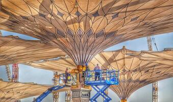 médina, saoudien Saoudite sur Mars 1 2024. réparations à le Nabawi mosquée parapluie étaient porté en dehors par techniciens avec le Aidez-moi de une ascenseur. ordinaire réparations, chèques et entretien photo