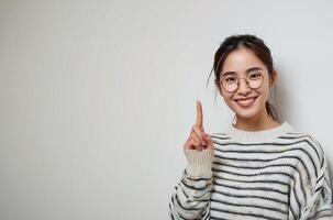 femme avec optique lunettes, joyeux doigt pistolet geste photo