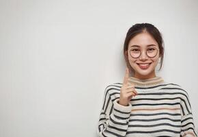 femme avec optique lunettes, joyeux doigt pistolet geste photo