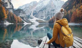 voyageur repose sur pont, l'automne Montagne Lac photo