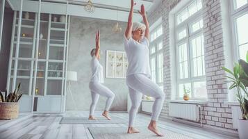 plus âgée femmes entraine toi yoga, méditer dans yoga Des classes et conduire un actif et en bonne santé mode de vie. retraite loisirs et loisir Activités pour le âgé. bokeh dans le Contexte. photo