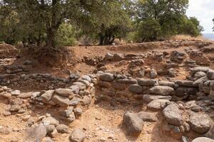 pierre ruines de une historique ancien ville dans Israël. vieux saleté route photo