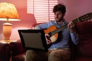 garçon enseignement éloigné la musique guitare leçon par ordinateur diffusion appel photo