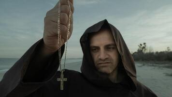 le religieux esprit de le saint avec crucifix dans le sien main photo