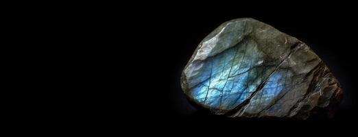 labradorite est une rare précieux Naturel pierre sur une noir Contexte. . entête bannière maquette avec espace. photo