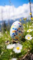 coloré Oeuf avec fleurs pose sur le prairie. Pâques Oeuf concept, printemps vacances photo