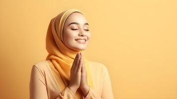 européen femme portant écharpe est prier et souriant sur Orange Contexte photo