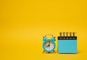 rond alarme l'horloge et bleu autocollants sur une Jaune Contexte photo