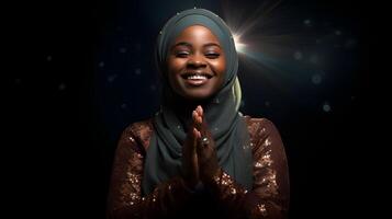 africain femme portant écharpe est prier et souriant sur noir Contexte photo