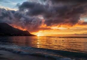 le coucher du soleil plus de le océan avec des nuages et montagnes dans le Contexte photo