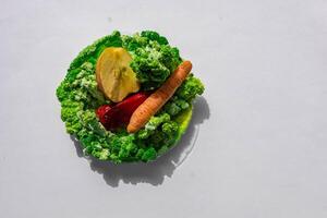 carotte, Pomme et poivre sur vert moule et mousse photo