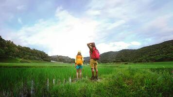 amoureux asiatique Hommes asiatique femmes Voyage la nature Voyage se détendre en marchant une photo sur le riz champ dans pluvieux saison dans chiang Mai, Thaïlande