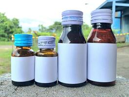 médicament bouteille marron Couleur avec une Vide étiquette pour maquette ou présentation maquette collection photo