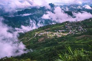 village avec vue sur la montagne dans la vallée le matin en Asie tropicale. Thaïlande photo