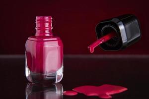 tout premier étage d'un vernis à ongles rouge avec une brosse suspendue photo