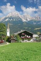 populaire touristique recours pour vacances dans été et hiver ellmau un m sauvage Kaiser, Tirol, Autriche photo