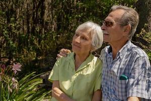 heureux couple de personnes âgées se détendre dans le parc. photo