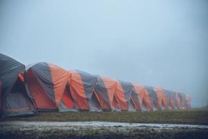 camper sur la montagne. dans l'atmosphère, la pluie tombe et le brouillard tombe. Thaïlande photo