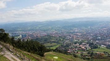 vue panoramique aérienne de la ville d'oviedo. vu de naranco, jour nuageux. asturies photo