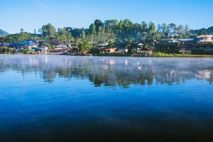 la beauté de la brume qui s'élevait de la surface du lac le matin au village de ban rak thai, en thaïlande.