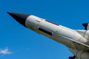 vieux missile ou fusée pointant vers le ciel bleu photo