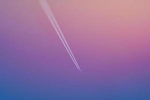 avion avec un train blanc contre le ciel coucher de soleil. photo